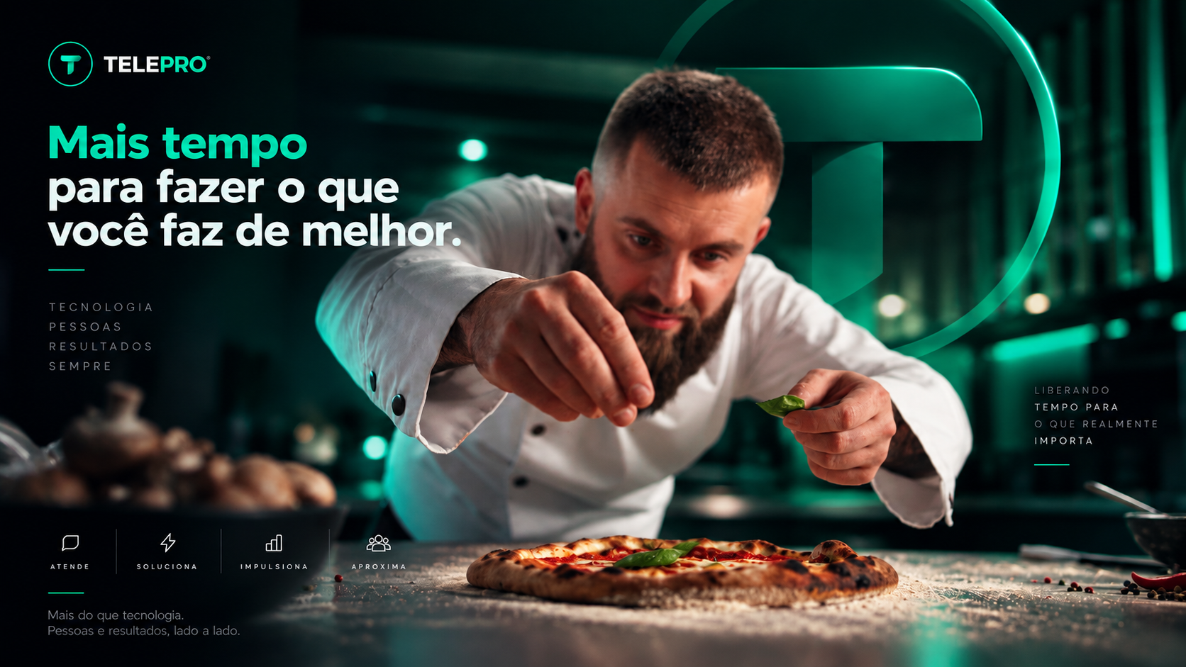 Pizzaiolo finalizando uma pizza em uma cozinha profissional TELE PRO